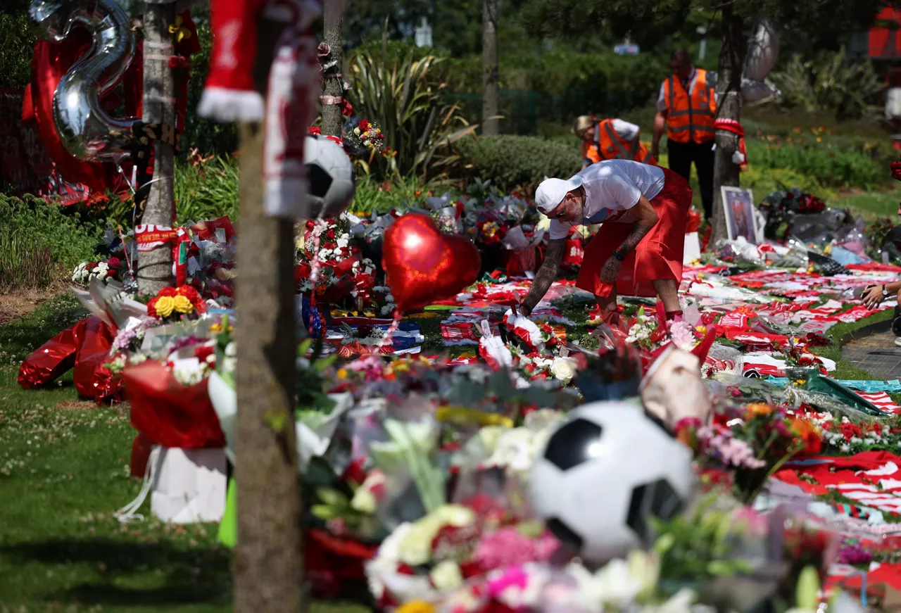 LIVERPOOL (United Kingdom), 03/07/2025.- People view tributes to soccer player Diogo Jota at Anfield, the home of Liverpool FC in Liverpool, Britain 03 July 2025. Jota died in a car accident in Spain together with his brother Andre Silva on 03 July 2025. (España, Reino Unido) EFE/EPA/ADAM VAUGHAN
