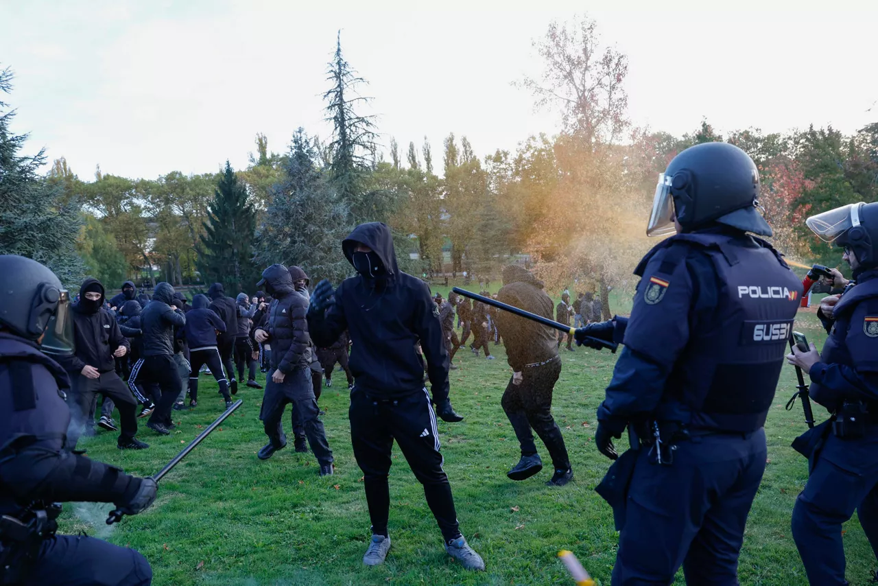 PAMPLONA, 30/10/2025.- El acto convocado en el campus de la Universidad de Navarra por el activista político Vito Quiles, pese a ser finalmente suspendido, ha provocado enfrentamientos en el mismo recinto universitario y posteriormente en las calles de Pamplona, donde un grupo de personas se ha enfrentado a la Policía Nacional, que ha hecho uso de material antidisturbios. EFE/ Jesús Diges
