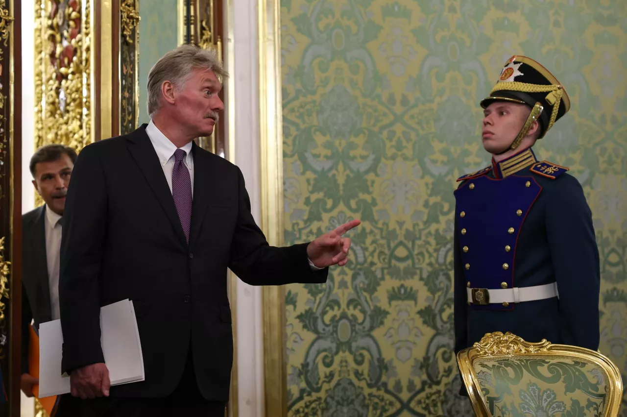 MOSCOW (Russian Federation), 31/07/2025.- Kremlin spokesman Dmitry Peskov (L) gestures before a meeting of Russian President Vladimir Putin(not pictured) and Laotian President Thongloun Sisoulith(not pictured) at the Kremlin in Moscow, Russia, 31 July 2025. Thongloun Sisoulith is on his two days official visit to Russia. (Rusia, Moscú) EFE/EPA/EVGENIA NOVOZHENINA / POOL
