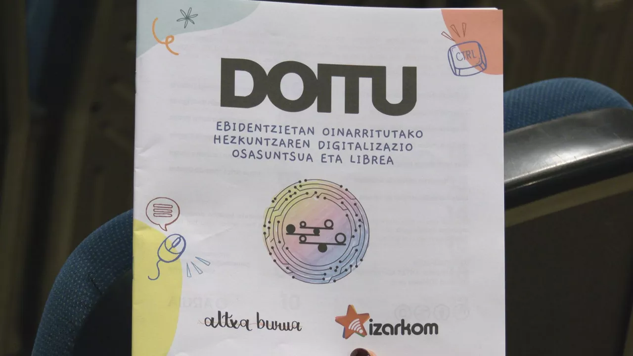 Haurren digitalizazio osasuntsua sustatzeko gida aurkeztu du Altxa Burua mugimenduak

Hego Euskal Herriko dozenaka familia elkartu dira Eibarren, Altxa Burua mugimenduaren lehenengo topaketa orokorrean

Nerabeen heren batek 5 ordu ematen ditu batez beste egunean mugikorraren aurrean. Hori gehitu behar zaizkio ikasleen erdiek beste lau ordu igarotzen dituztela eskolako pantailen aurrean


Horrenbestez, Altxa Buruak eskatu du berreskuratzea liburuen erabilera ikastetxeetan eta murriztea pantaila aurrean egiten diren orduak
