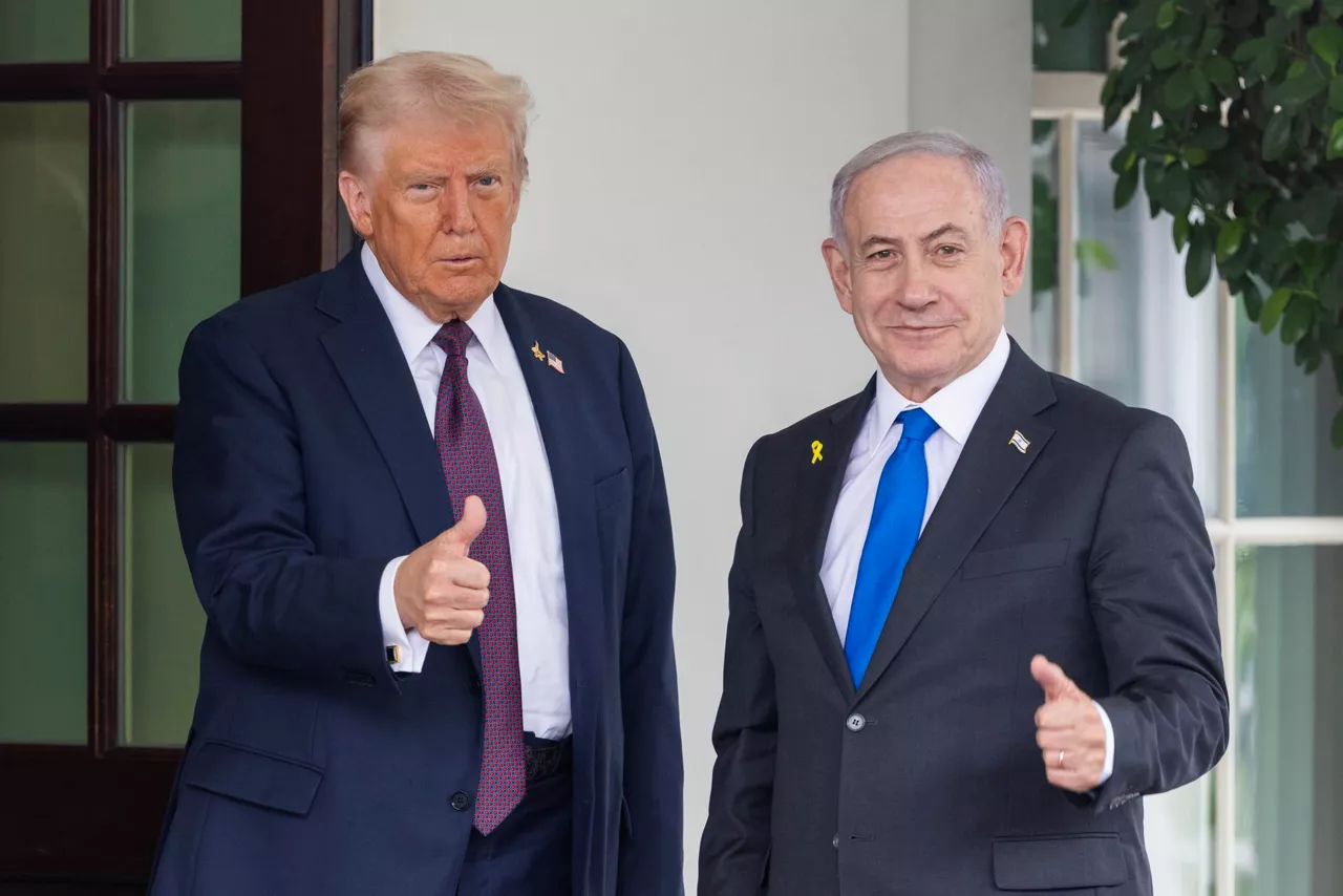 WASHINGTON (United States), 29/09/2025.- US President Donald Trump (L) welcomes Israeli Prime Minister Benjamin Netanyahu (R) to the White House in Washington, DC, USA, 29 September 2025. Trump is planning to press Netanyahu to accept a peace deal to end Israel’s ongoing war in Gaza and for Hamas to free their remaining hostages. EFE/EPA/JIM LO SCALZO

