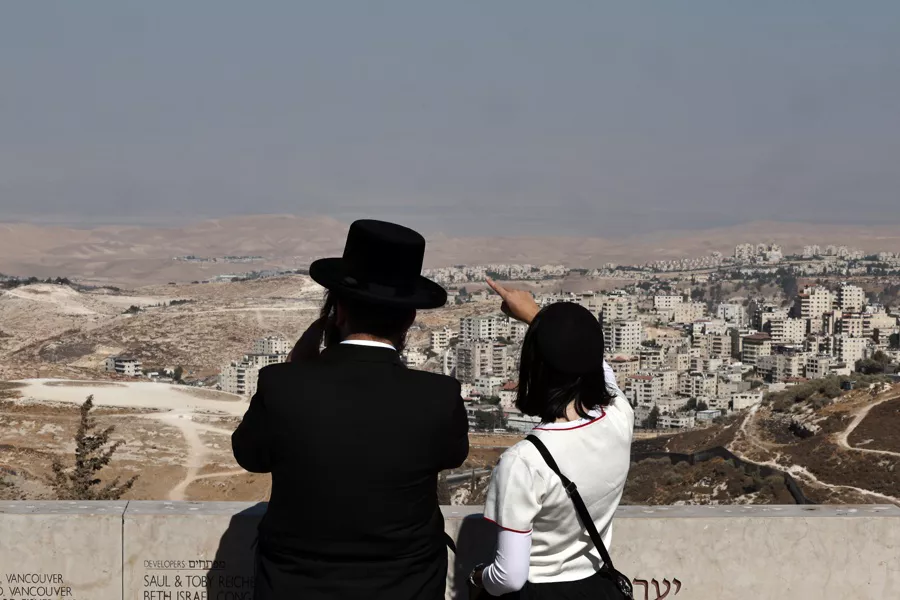 Ma'ale Adumim (-), 20/08/2025.- Israelis overlook the West Bank settlement of Ma'ale Adumim, between Jerusalem and the Dead Sea, 20 August 2025. The Israeli Civil Administration's Settlement Subcommittee approved the promotion of the E1 plan in Ma'ale Adumim, which includes approximately 3,400 new housing units and the establishment of a new settlement in Ashahel. The plan also includes 342 housing units alongside public buildings and infrastructure. (Jerusalén) EFE/EPA/ATEF SAFADI
