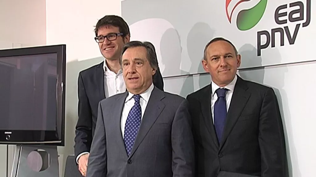 Xabier Agirre Arabako EAJko presidentea, Gorka Urtaran eta Ramiro Gonzalez zerrendaburuekin. EFE