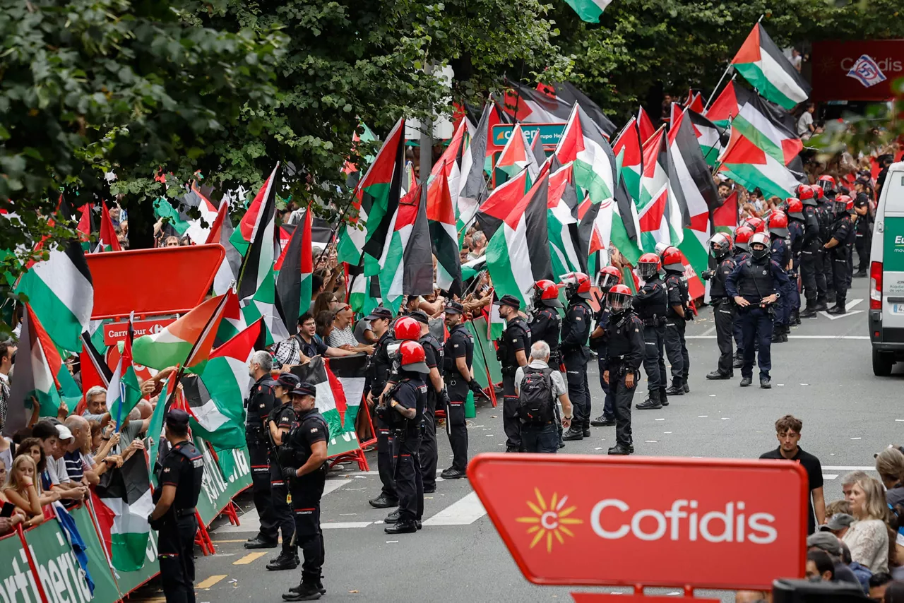BILBAO, 03/09/2025.- La iniciativa Gernika Palestina ha invadido este miércoles un tramo de la Gran Vía de Bilbao al paso de la Vuelta ciclista por la capital vizcaína en protesta por la participación del equipo Israel Premier Tech y en apoyo a Palestina por lo que ha tenido que intervenir la Ertzaintza. EFE/Miguel Toña
