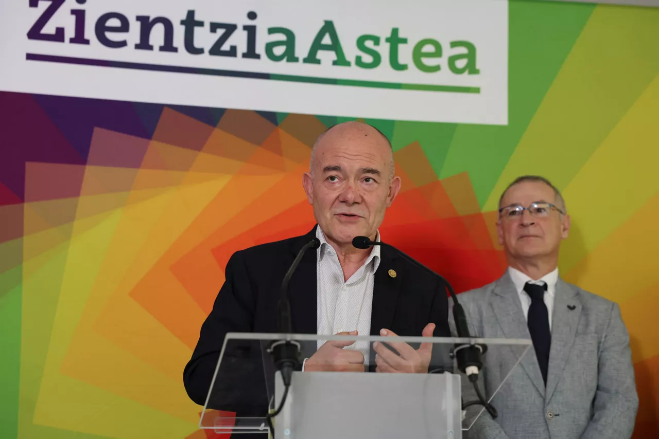 GRAFCAV6027. BILBAO, 05/11/2025.-El rector de la Universidad del País Vasco (EHU), Joxerramon Bengoetxea, (d) junto al consejero de Ciencia, Universidades e Innovación, Juan Ignacio Pérez Iglesias, (i) han inaugurado este miércoles la XXV edición de Zientzia Astea entre agradecimientos mutuos tras unas jornadas de reproches al respecto de la financiación. EFE/Luis Tejido
