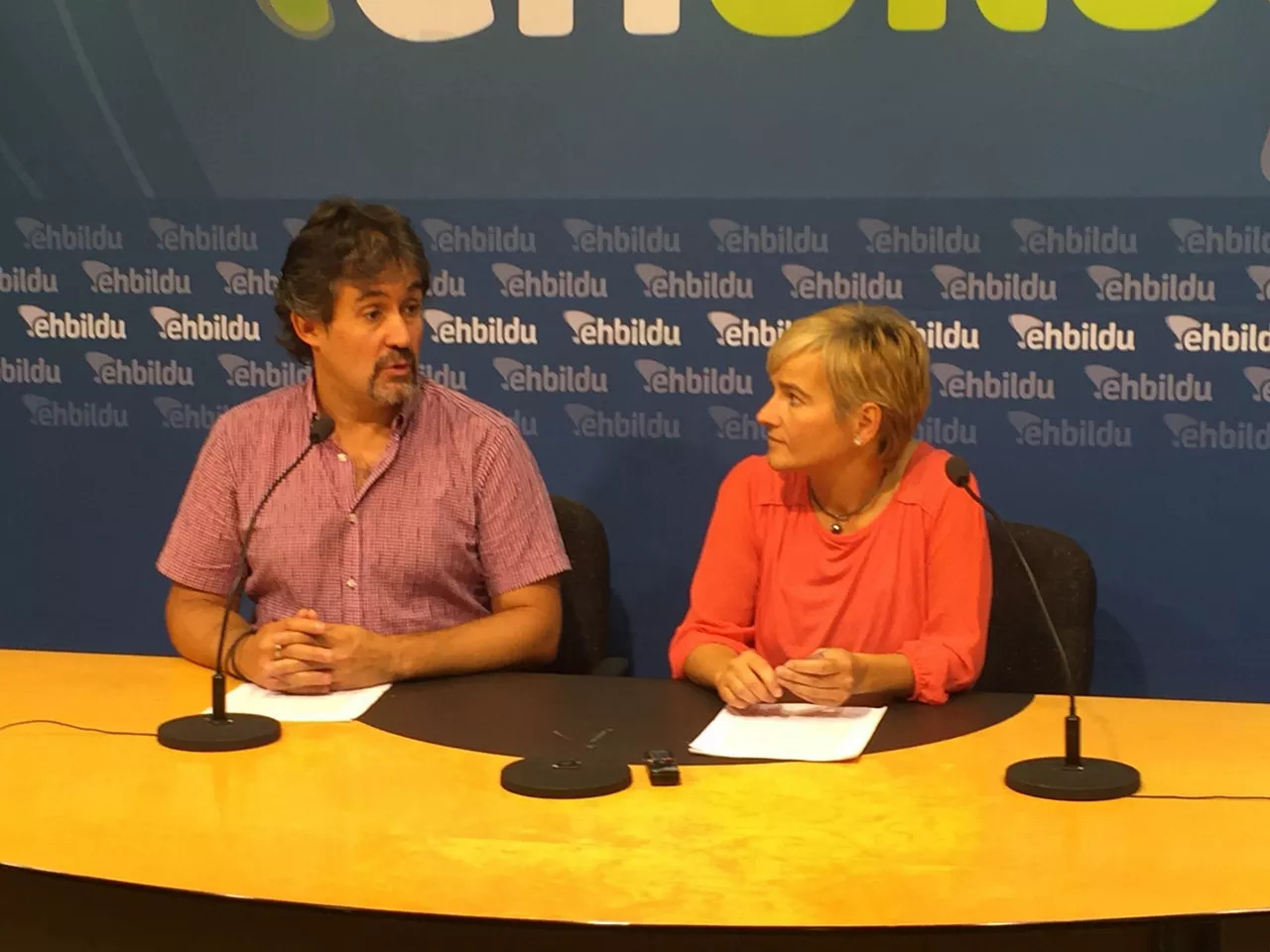 Urizar y Ubera, de EH Bildu, en la rueda de prensa de hoy.