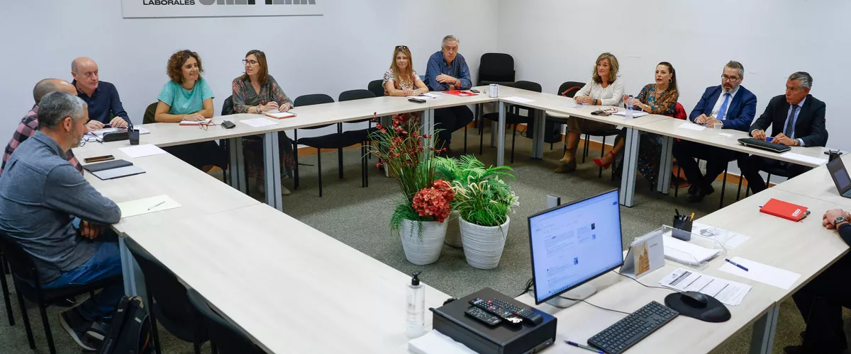 BILBAO, 22/10/2025.- Los sindicatos ELA y LAB han promovido este miércoles en Bilbao un acto de conciliación con la patronal vasca Confebask para negociar un Salario Mínimo Interprofesional (SMI) propio para Euskadi. EFE/ Miguel Toña
