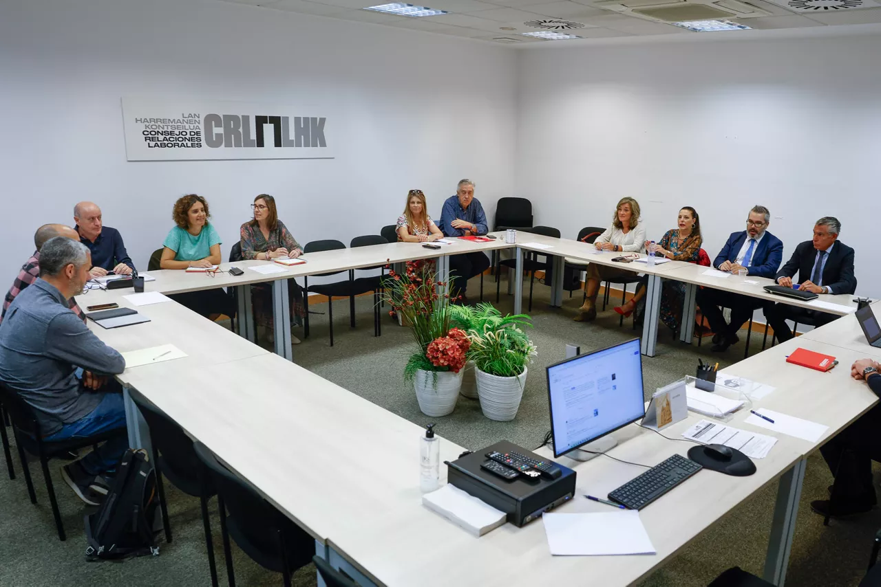 BILBAO, 22/10/2025.- Los sindicatos ELA y LAB han promovido este miércoles en Bilbao un acto de conciliación con la patronal vasca Confebask para negociar un Salario Mínimo Interprofesional (SMI) propio para Euskadi. EFE/ Miguel Toña
