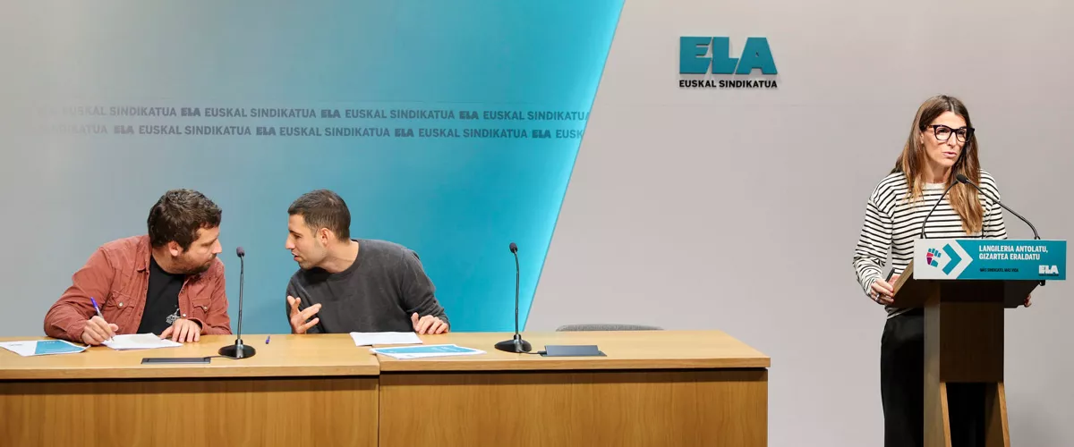 GRAFCAV6244. BILBAO, 10/11/2025.-Janire Landaluce (d) del gabinete de estudios de este sindicato durante su valoración en presencia de Xabi Zabala (i) y Aitor Murgia, donde el sindicato ELA realiza una valoración del proyecto de presupuestos para 2026 presentado por el Gobierno Vasco. EFE/Luis Tejido
