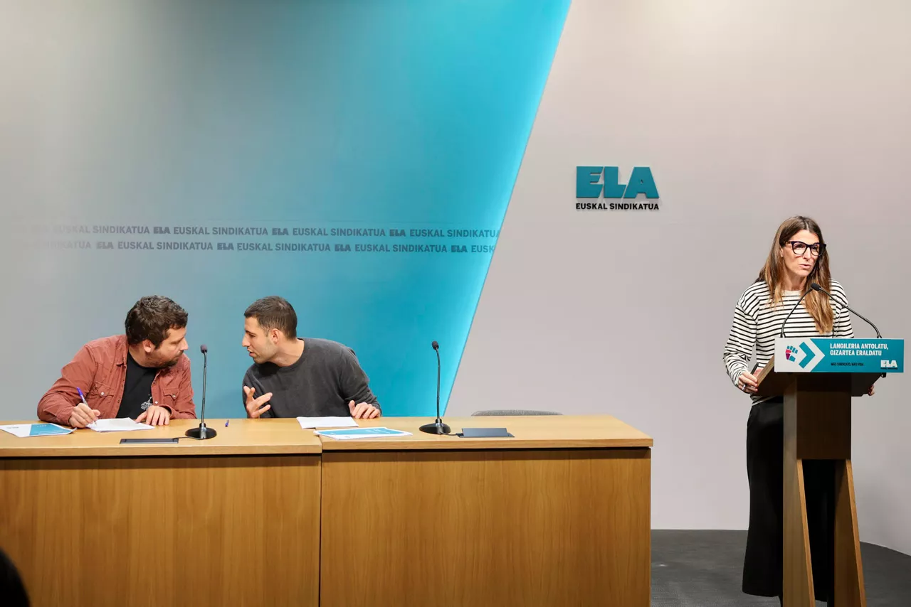 GRAFCAV6244. BILBAO, 10/11/2025.-Janire Landaluce (d) del gabinete de estudios de este sindicato durante su valoración en presencia de Xabi Zabala (i) y Aitor Murgia, donde el sindicato ELA realiza una valoración del proyecto de presupuestos para 2026 presentado por el Gobierno Vasco. EFE/Luis Tejido
