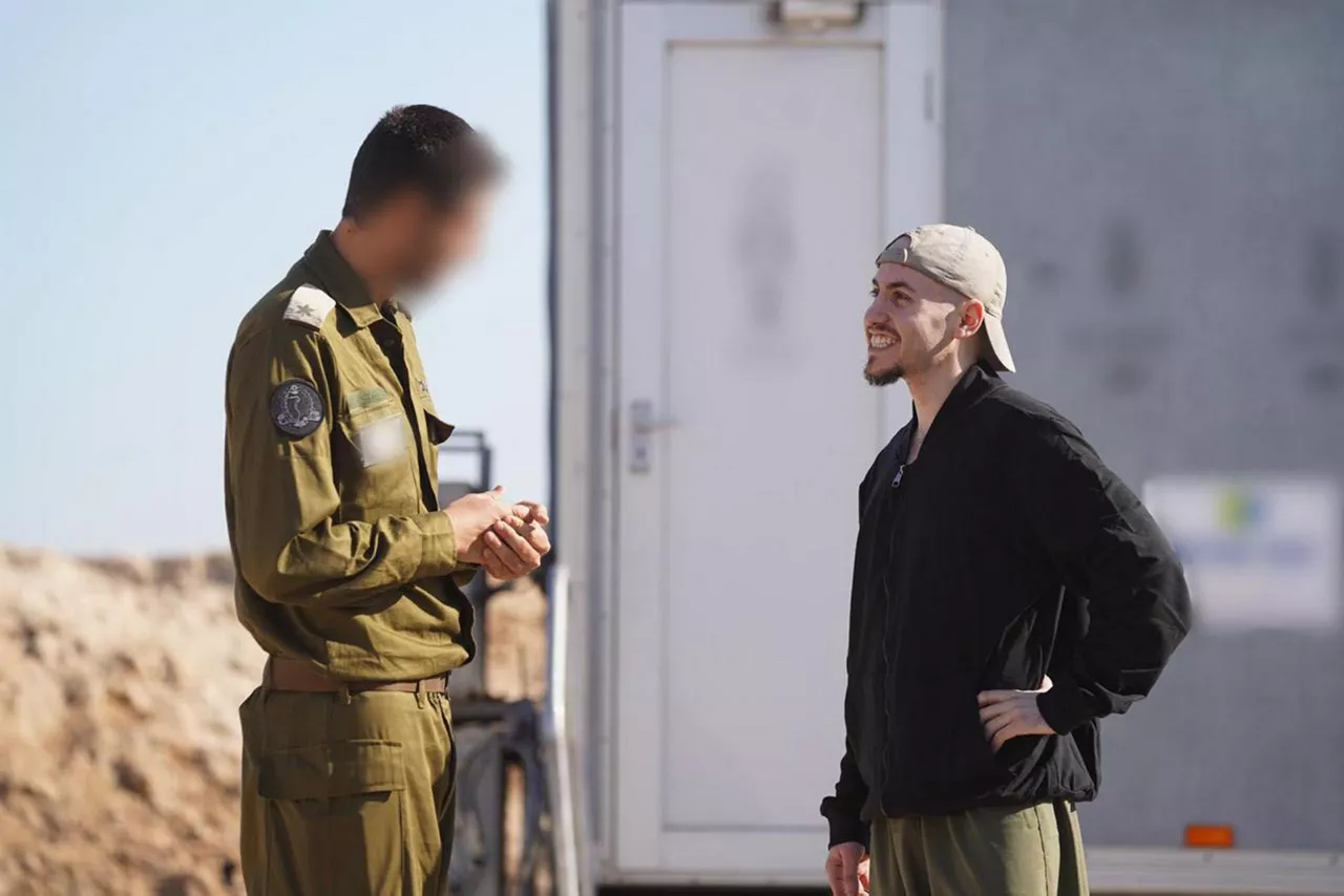 JERUSALÉN, 13/10/2025.- El rehen Eitan Horn (d) conversa con un representante de las Fuerzas de Defensa de Israel (FDI). El grupo islamista Hamás entregó a la Cruz Roja los 13 cautivos restantes en la Franja de Gaza, con lo que ya no quedan rehenes vivos en su poder, informaron los medios israelíes N12 y Ynet citando a este organismo. EFE/ Ejercito de Israel SOLO USO EDITORIAL/SOLO DISPONIBLE PARA ILUSTRAR LA NOTICIA QUE ACOMPAÑA (CRÉDITO OBLIGATORIO)

