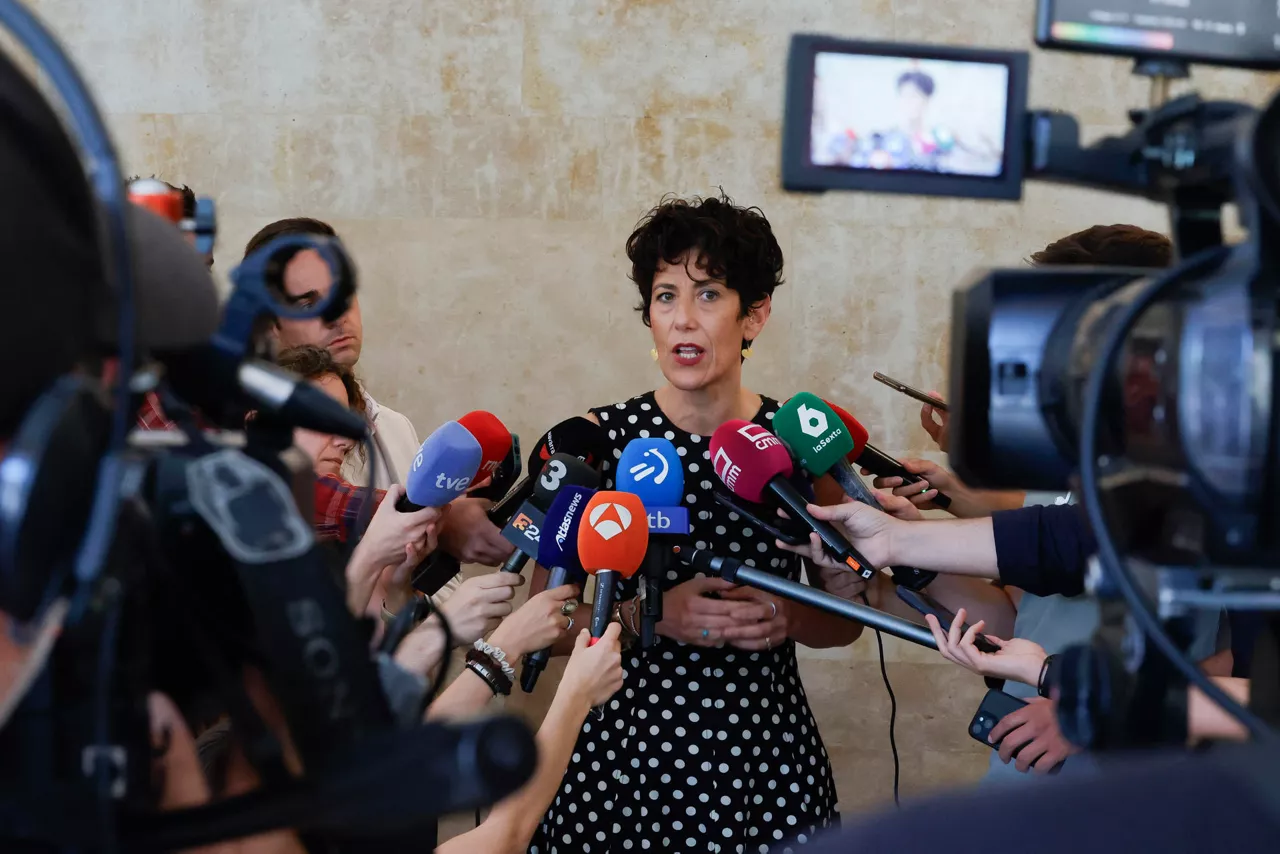 MADRID (ESPAÑA), 24/07/2025.- La ministra de Inclusión, Seguridad Social y Migraciones, Elma Saiz hace declaraciones a los medios este jueves tras la presentación de un informe extraordinario del Observatorio Español del Racismo y la Xenofobia (Oberaxe), realizado para monitorizar los discursos de odio que se generaron a raíz de los sucesos de Torre Pacheco. EFE/ Zipi
