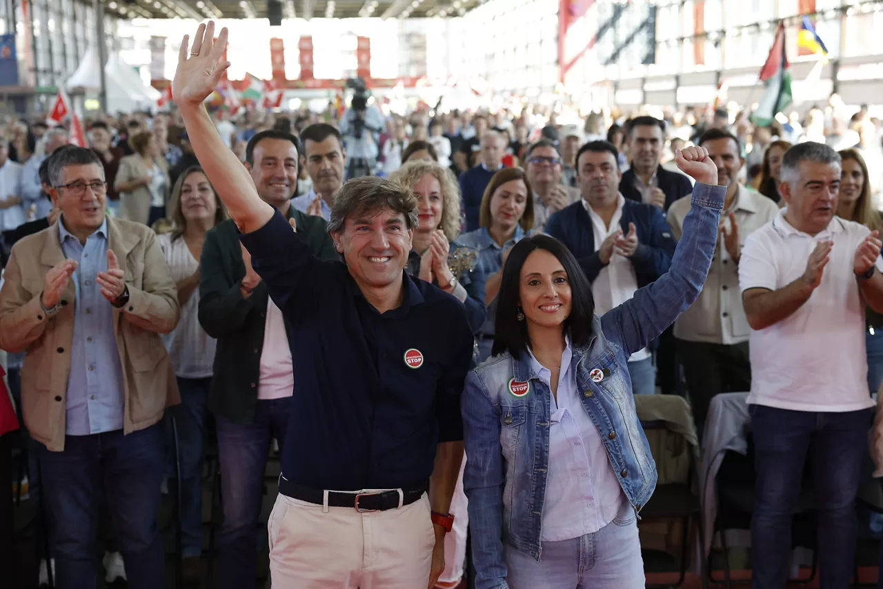 DURANGO (BIZKAIA), 27/09/2025.- La secretaria de Organización del PSOE, Rebeca Torró (d), el secretario general del PSE-EE, Eneko Andueza (i), y el portavoz en el Congreso, Patxi López, entre otros, han participado este sábado en la Fiesta de la Rosa organizada por los socialistas vascos en Durango (Bizkaia). EFE/ Miguel Toña

