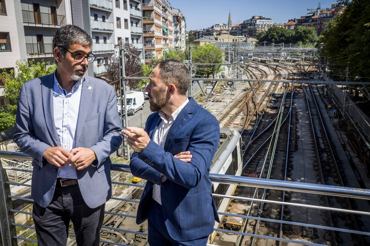 SAN SEBASTIÁN, 09/07/2025.- El consejero de Vivienda y Agenda Urbana, Denis Itxaso (d), y el alcalde de San Sebastián, Eneko Goia, han informado este miércoles sobre los proyectos urbanísticos y de fomento de vivienda pública en la playa de vías de Errondo. EFE/Javier Etxezarreta
