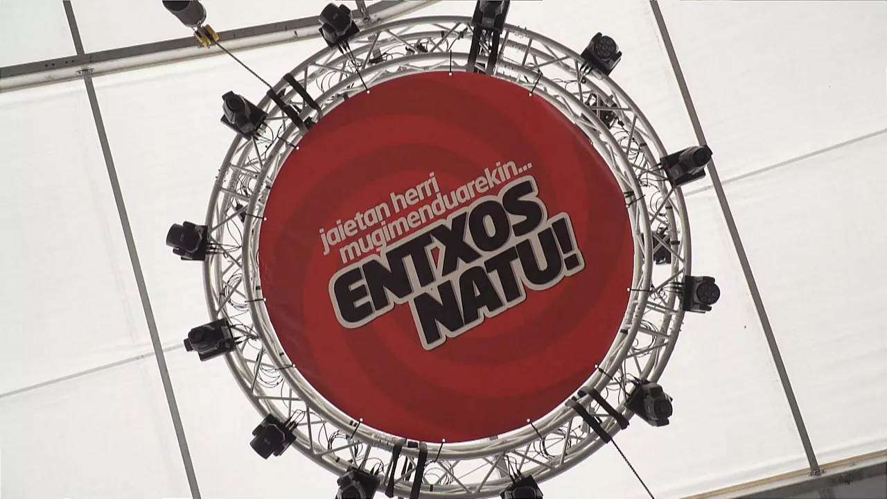 "Jaietan herri mugimenduarekin entxosnatu", lema de las txosnas de La Blanca 2025. Foto: EITB MEDIA.