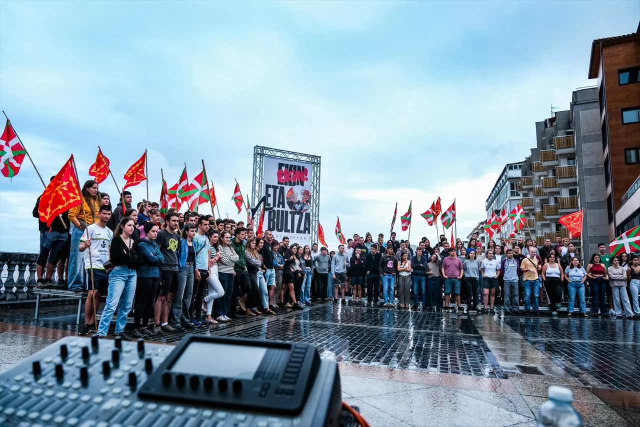 Comparecencia de Ernai en Zarautz.



REMITIDA / HANDOUT por ERNAI

Fotografía remitida a medios de comunicación exclusivamente para ilustrar la noticia a la que hace referencia la imagen, y citando la procedencia de la imagen en la firma

04/9/2025