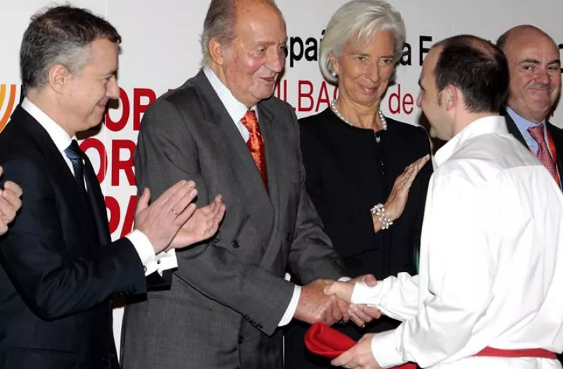 El rey, junto con el lehendakari y Christine Lagarde (FMI), durante la inauguración del foro. EFE