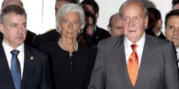 El rey, junto con el lehendakari y Christine Lagarde (FMI), durante la inauguración del foro. EFE
