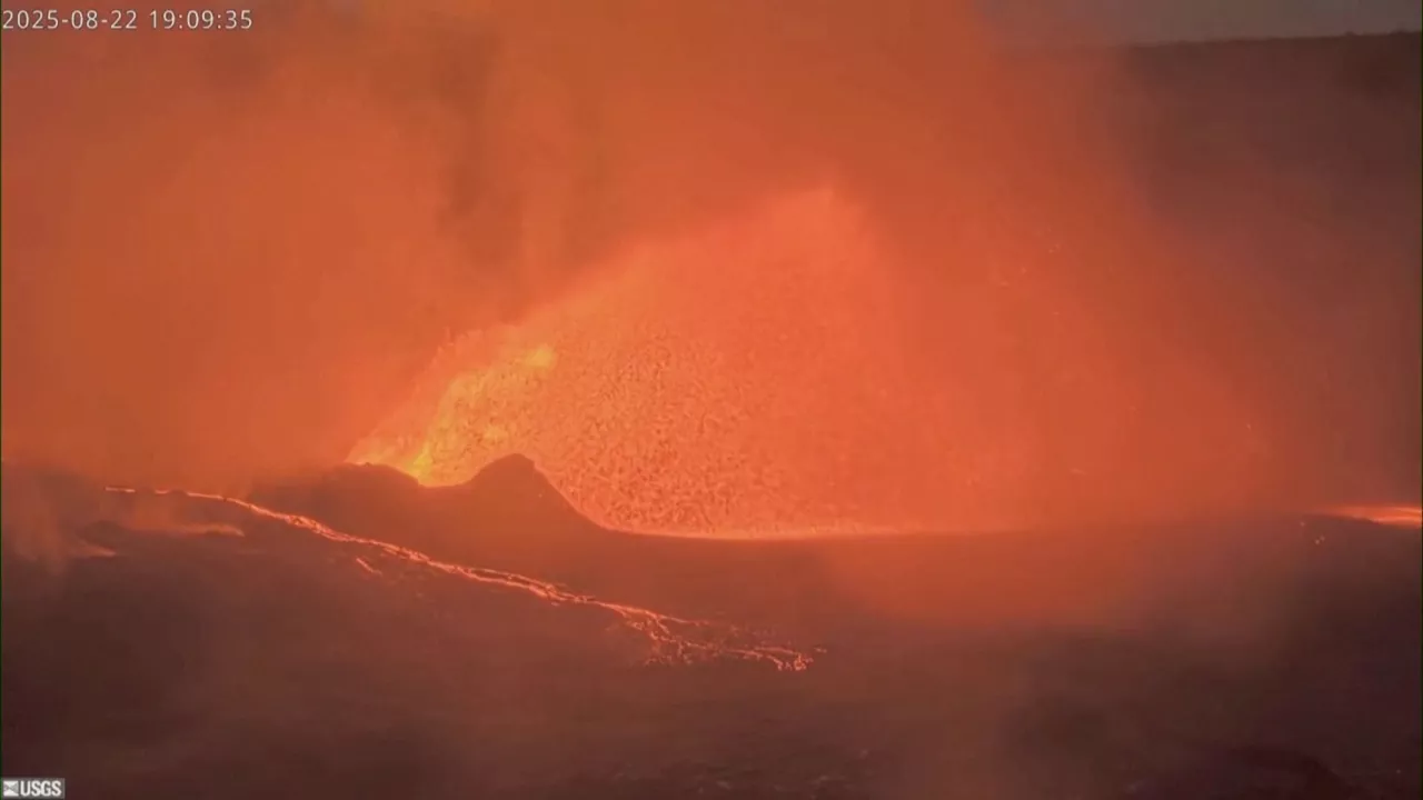 El volcán Kilauea, en Hawái, ha reanudado su actividad eruptiva lanzando un arco de lava al aire. La lava ha alcanzado gran altura y se ha extendido por una sección del cráter de la cima. Se trata de la 31ª erupción registrada desde diciembre, consolidando a Kilauea como uno de los volcanes más activos del mundo.