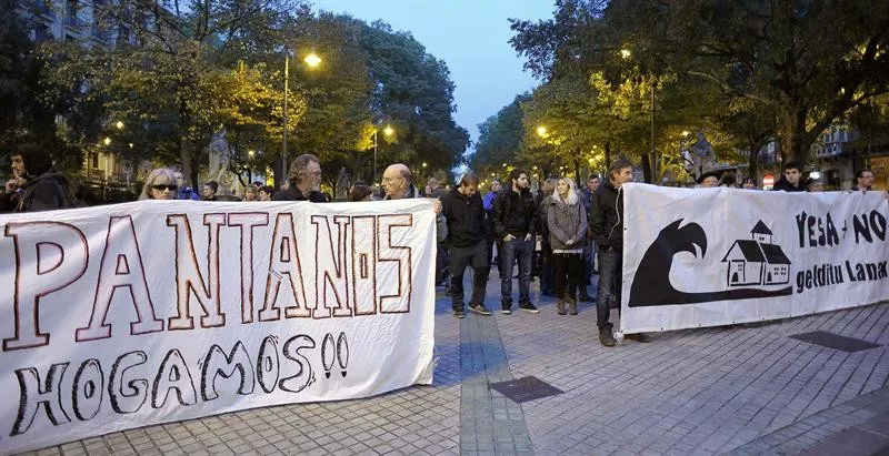 Esa+Ez eta Aragoi Ibaia plataformen protesta. Argazkia: EFE