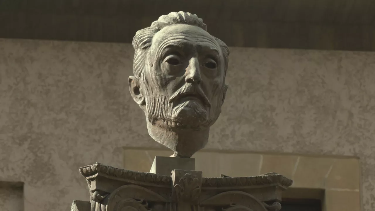 El Ayuntamiento de Bilbao ha rendido homenaje este lunes a Miguel de Unamuno con motivo del 161 aniversario de su nacimiento en 1864. El alcalde de la villa, Juan Mari Aburto, ha presidido la ofrenda floral al escritor y filósofo, al que ha descrito como un bilbaíno "comprometido con la cultura, la libertad y la dignidad humana; valores que defendió con su vida y con su palabra".