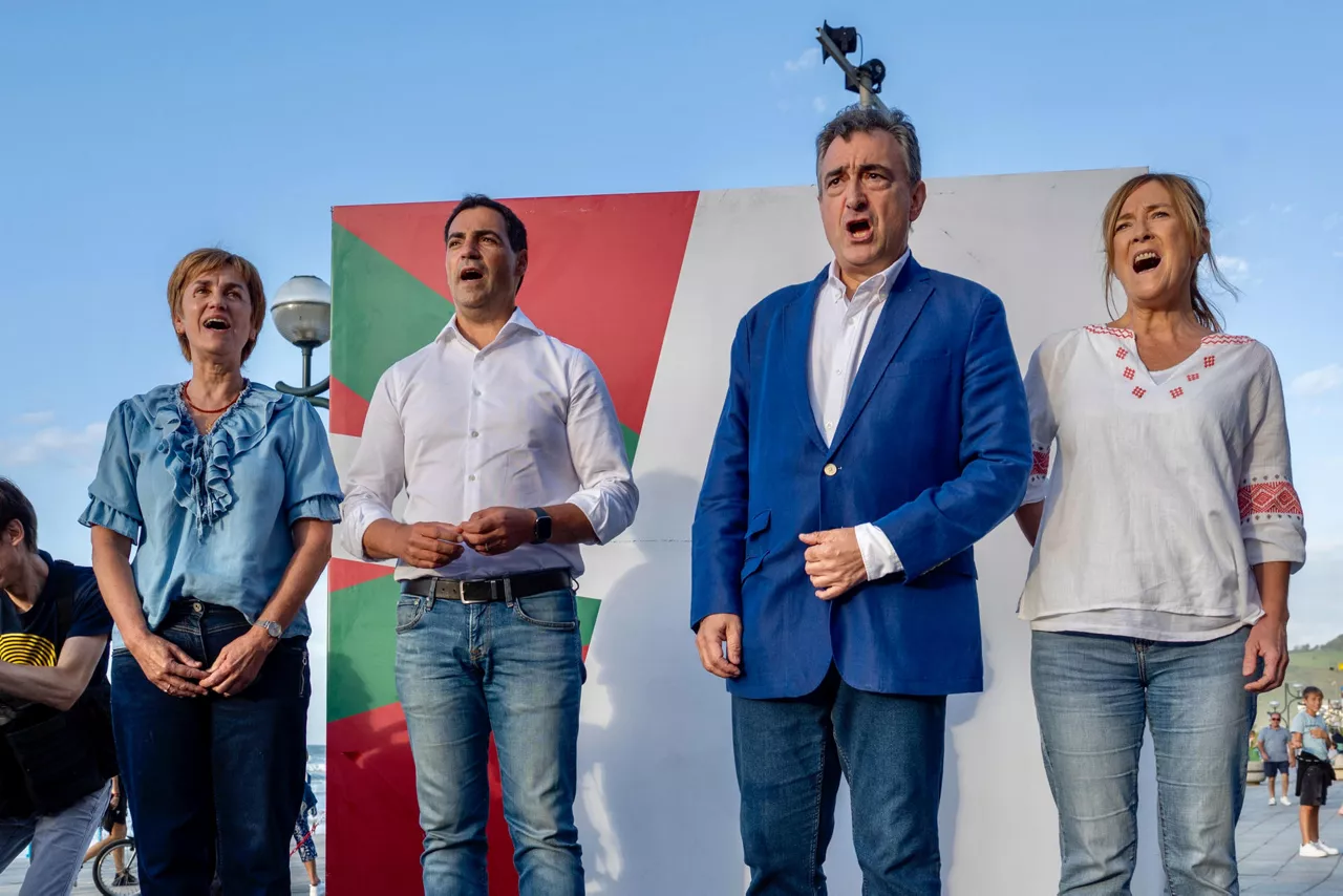 ZARAUTZ, 29/08/2025.- El PNV da inicio al curso político este viernes en el malecón de Zarautz con la presencia de su presidente Aitor Esteban (2d), el lehendakari Imanol Pradales (2i) y la presidenta del partido en Gipuzkoa María Eugenia Arrizabalaga (d). EFE/Javi Colmenero
