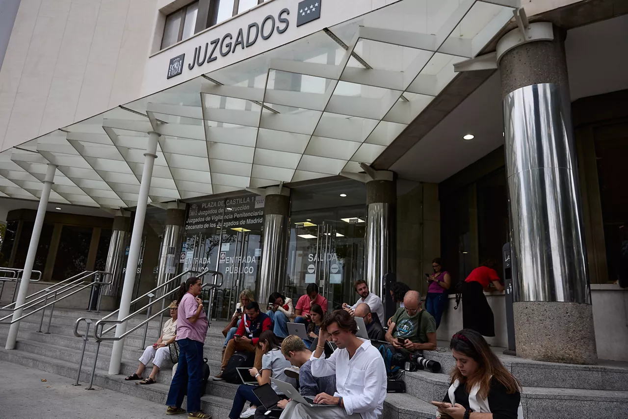 (Foto de ARCHIVO)

Un grupo de personas en la puerta de los Juzgados de Plaza de Castilla, a 27 de septiembre de 2025, en Madrid (España). La comparecencia, ante el Juzgado de Instrucción Nº 41, busca concretar la imputación por presuntos delitos de malversación en la contratación y gestión de recursos en el ámbito de Presidencia y abrir la vía para un eventual juicio con jurado popular.



Jesús Hellín / Europa Press

27 SEPTIEMBRE 2025;PEINADO;CASO BEGOÑA;TRIBUNALES;COMPARECENCIA;JUICIO

27/9/2025