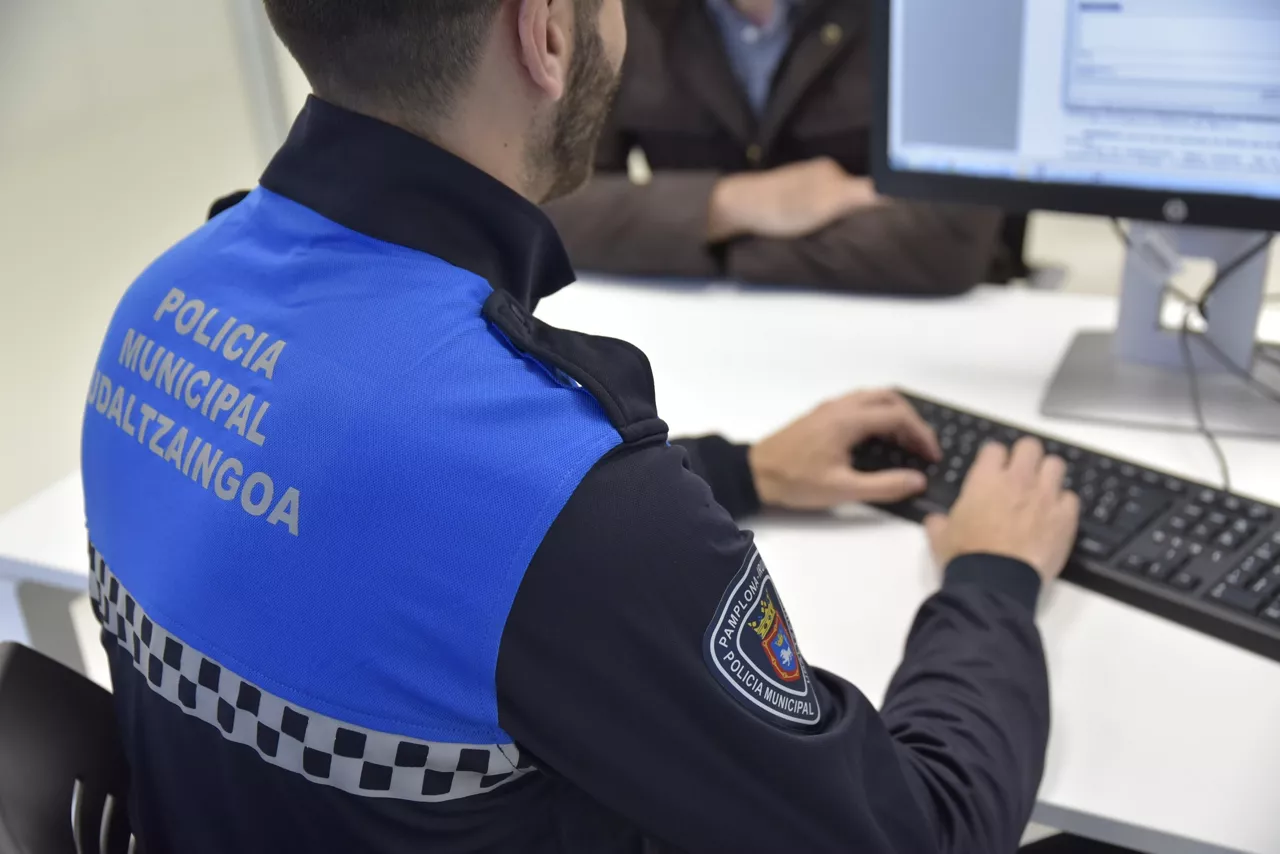 (Foto de ARCHIVO)

Agente de la Policía Municipal de Pamplona.



REMITIDA / HANDOUT por POLICÍA MUNICIPAL DE PAMPLONA

Fotografía remitida a medios de comunicación exclusivamente para ilustrar la noticia a la que hace referencia la imagen, y citando la procedencia de la imagen en la firma

28/3/2022