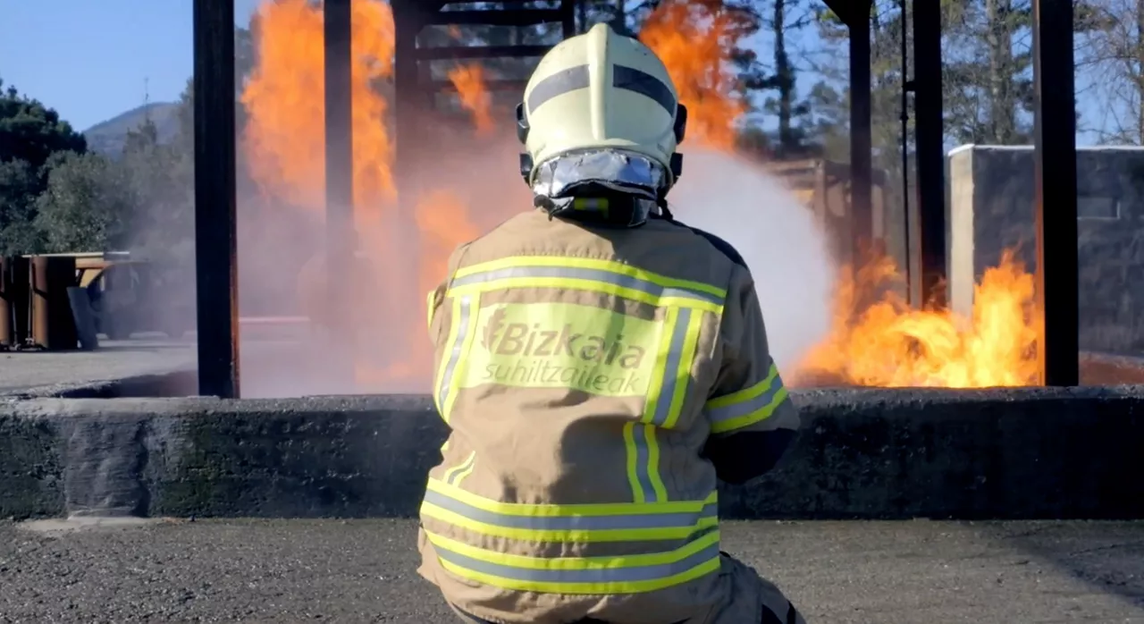 (Foto de ARCHIVO)

Imagen de un bombero de Bizkaia.



REMITIDA / HANDOUT por DIPUTACIÓN FORAL DE BIZKAIA

Fotografía remitida a medios de comunicación exclusivamente para ilustrar la noticia a la que hace referencia la imagen, y citando la procedencia de la imagen en la firma

13/3/2023