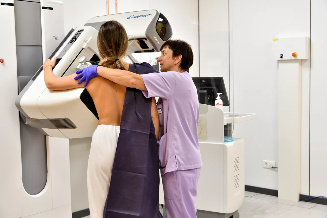 Mujer realiza una mamografía
