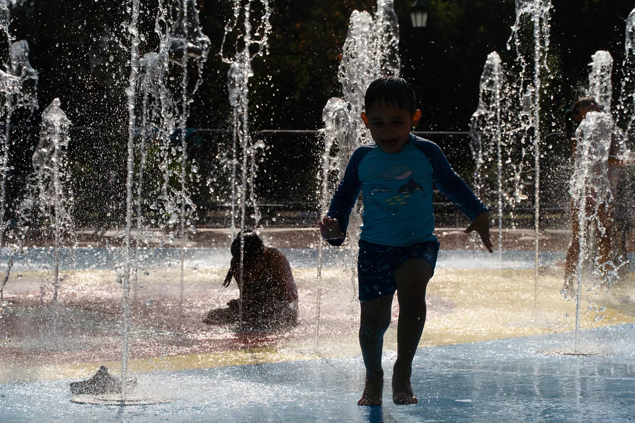 (Foto de ARCHIVO)

08 February 2024, Chile, Santiago: Children play in water pools in a park in Santiago, as the capital is experiencing weeks of heat waves. Photo: Matias Basualdo/ZUMA Press Wire/dpa



Matias Basualdo/ZUMA Press Wire/ DPA

08/2/2024 ONLY FOR USE IN SPAIN