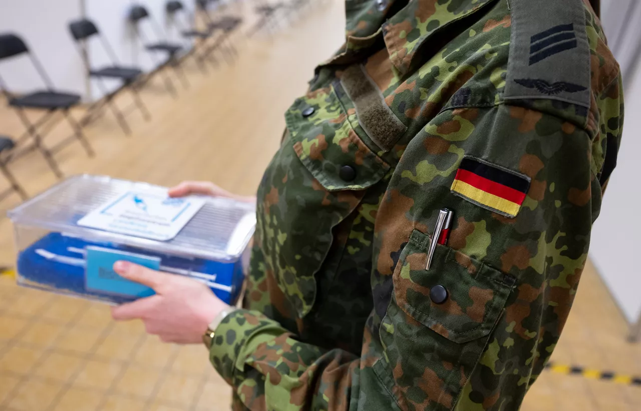 Alemania está a un paso de recuperar el servicio militar obligatorio

El Gobierno alemán plantea un sistema de reclutamiento voluntario con registro de jóvenes, pero no descarta reimplantar la “mili”, suspendida en 2011, si no logra suficientes soldados.
