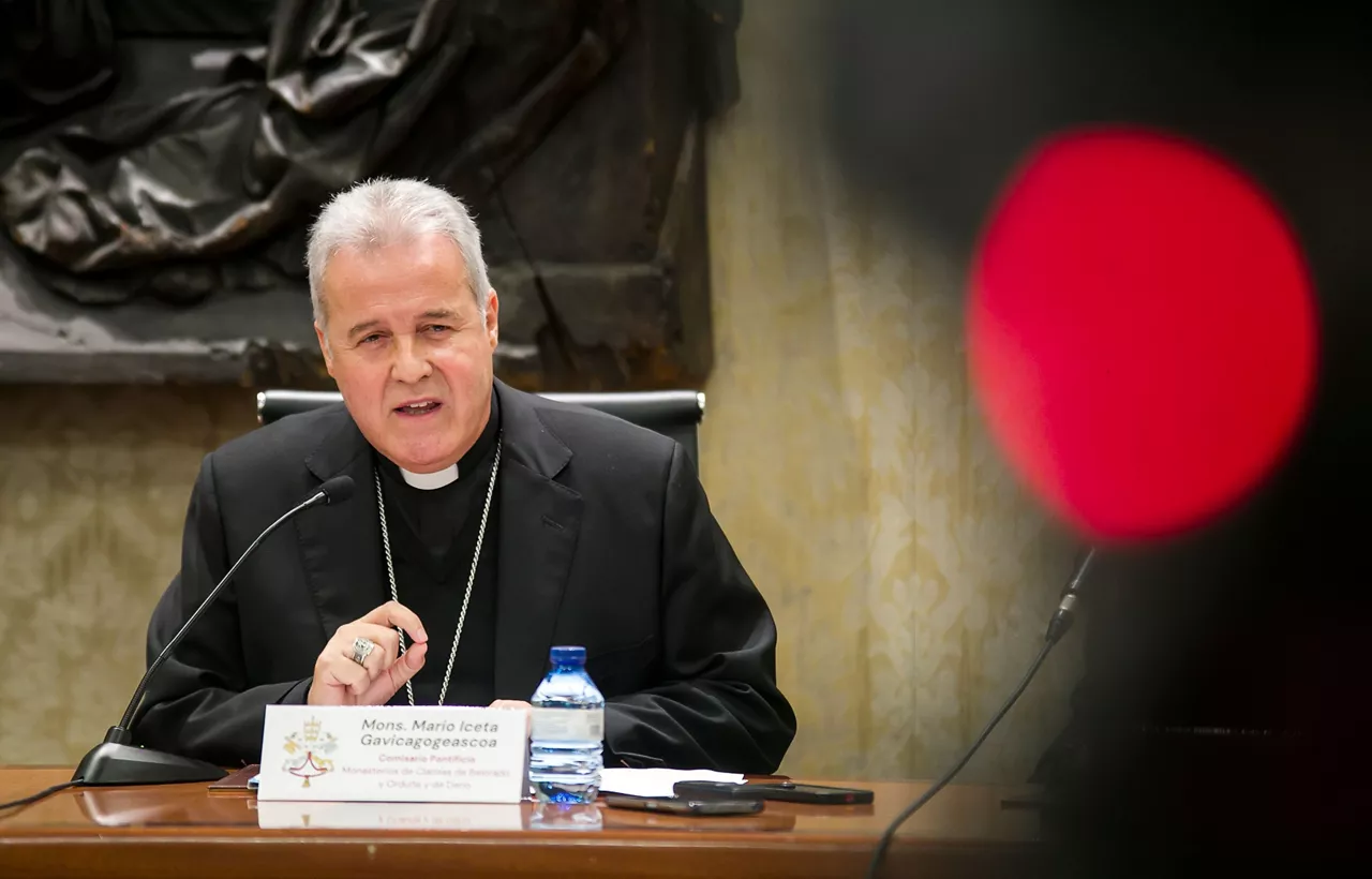 (Foto de ARCHIVO)

El arzobispo de Burgos, Mario Iceta Gavicagogeascoa, durante una rueda de prensa, a 24 de junio de 2024, en Burgos, Castilla y León (España). Los servicios jurídicos del Arzobispado de Burgos han decidido excomulgar de la Iglesia Católica a las diez monjas que han ocupado el monasterio de Belorado ante la negación reiterada de los últimos papas de Roma. Estas diez religiosas pertenecen a las quince que formaban parte de la comunidad de Clarisas. Las otras cinco religiosas que aún permanecen en el interior del monasterio ya no forman parte activa de la comunidad, por lo que el Arzobispado ha decidido dejarlas al margen de esta excomunión colectiva.



Tomás Alonso / Europa Press

24 JUNIO 2024;BELORADO;BURGOS;IGLESIA CATOLICA;MONJAS

24/6/2024