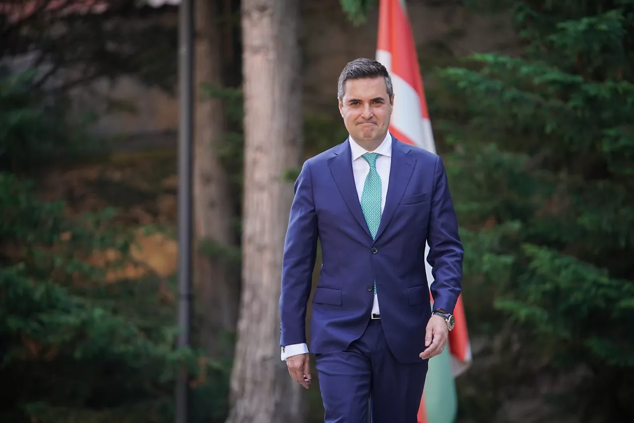 (Foto de ARCHIVO)

El consejero de Industria, Transición Energética y Sostenibilidad, Mikel Jauregi Letemendia , a su llegada a la toma de posesión de su cargo en el Gobierno Vasco, en Ajuria Enea, a 25 de junio de 2024, en Vitoria, Álava, País Vasco (España). Los 15 consejeros del nuevo Gobierno Vasco toman posesión de sus cargos en un acto presidido por el presidente, Imanol Pradales. El lehendakari, lee los decretos de nombramiento de todas las personas que componen el nuevo gobierno.



Iñaki Berasaluce / Europa Press

25 JUNIO 2024;GOBIERNO VASCO  25 JUNIO 2024;IMANOL PRADALES;PLENO;GOBIERNO

25/6/2024