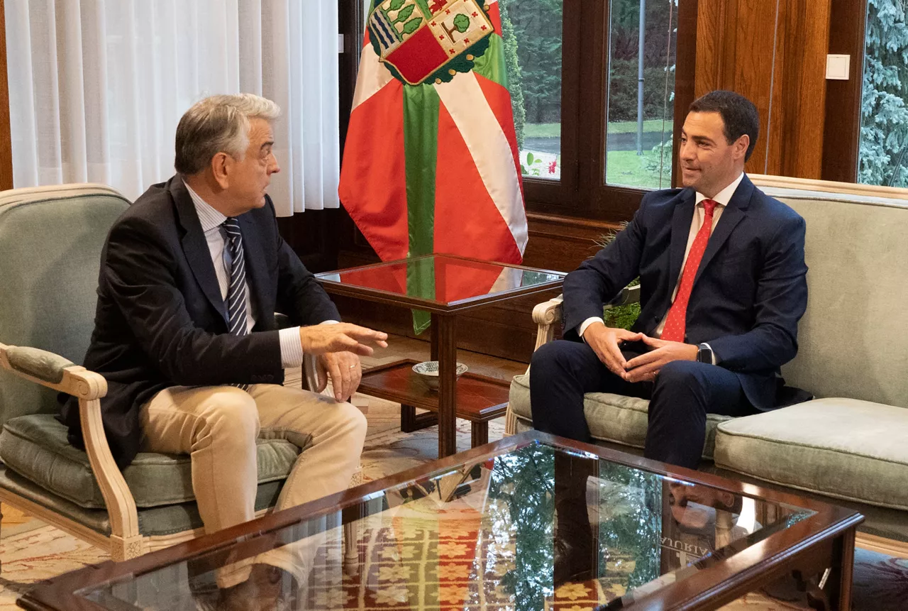 (Foto de ARCHIVO)

El Lehendakari, Imanol Pradales (d), se reúne con el presidente del PP, Javier de Andrés (i), en el Palacio de Ajuria Enea, a 12 de julio de 2024, en Vitoria-Gasteiz, Álava, País Vasco (España). Con esta reunión, el Lehendakari inicia la ronda de contactos con los partidos políticos, con el objetivo de compartir el programa de Gobierno, abordar una reflexión conjunta sobre las prioridades y retos del País Vasco y establecer una metodología de trabajo.



Iñaki Berasaluce / Europa Press

12 JULIO 2024;PP;PARTIDO POPULAR;REUNIÓN;CONTACTOS;PARTIDOS;POLÍTICOS

12/7/2024