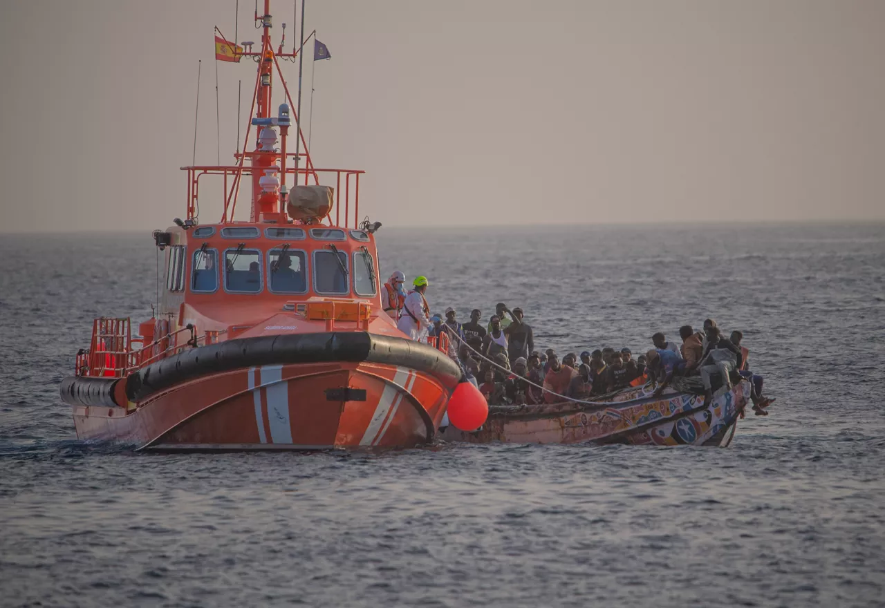 (Foto de ARCHIVO)

Decenas de migrantes rescatados por Salvamento Marítimo cerca del Puerto de la Restinga, a 28 de noviembre de 2024, en El Hierro, Santa Cruz de Tenerife, Tenerife, Canarias (España). Un cayuco con 136 personas a bordo ha sido localizado a 10 millas de la Isla de El Hierro. Salvamento Marítimo ha salido a su rescate y lo ha traído hasta el puerto de La Restinga donde han desembarcado 40 mujeres y 17 menores. Muchos de estos niños de muy corta edad incluyendo un recién nacido han viajado en un bote en muy malas condiciones y han llegado muy fatigados al puerto. La embarcación de madera viene de Senegal.



Antonio Sempere / Europa Press

28 NOVIEMBRE 2024;CAYUCO;MIGRANTES;INMIGRACIÓN;INMIGRANTES;PATERA;SALVAMENTEO;

28/11/2024