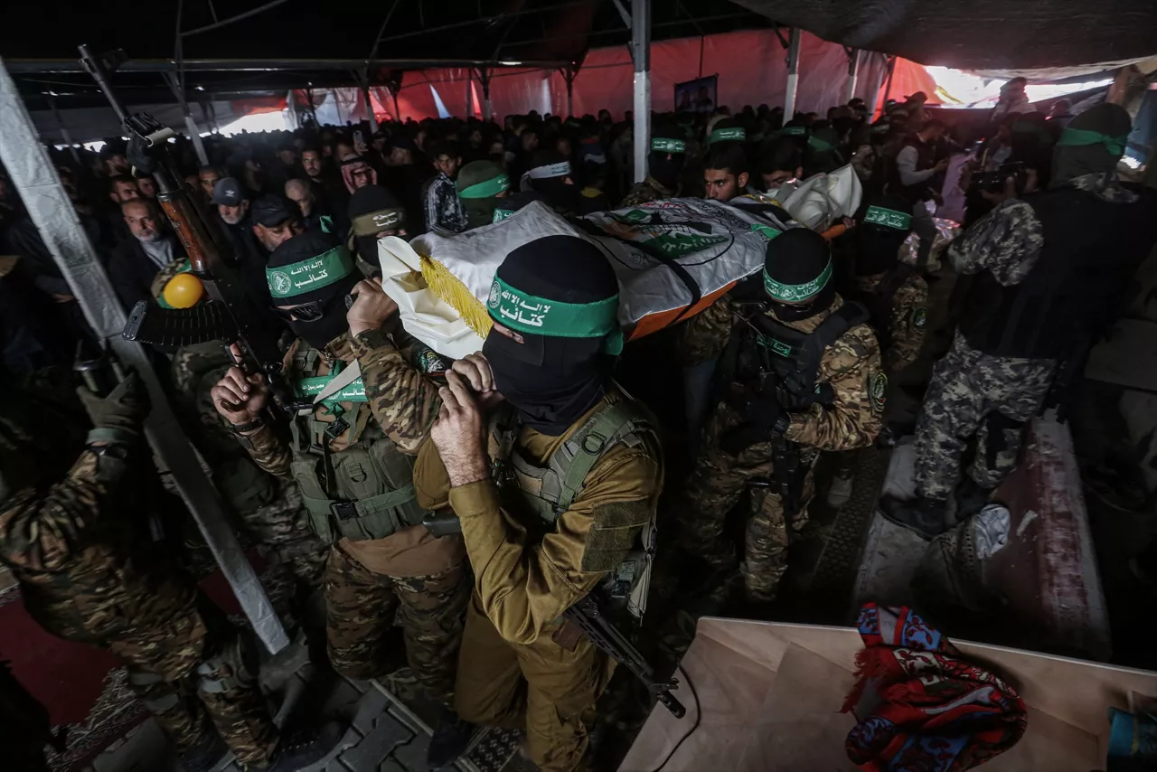 (Foto de ARCHIVO)

28 February 2025, Palestinian Territories, Gaza City: Members of the Al-Qassam Brigades, the military wing of Hamas, attend the funeral of their teammates at Shati Refugee Camp in Gaza City. Photo: Omar Ashtawy/APA Images via ZUMA Press Wire/dpa



Omar Ashtawy/APA Images via ZUMA / DPA

28/2/2025 ONLY FOR USE IN SPAIN