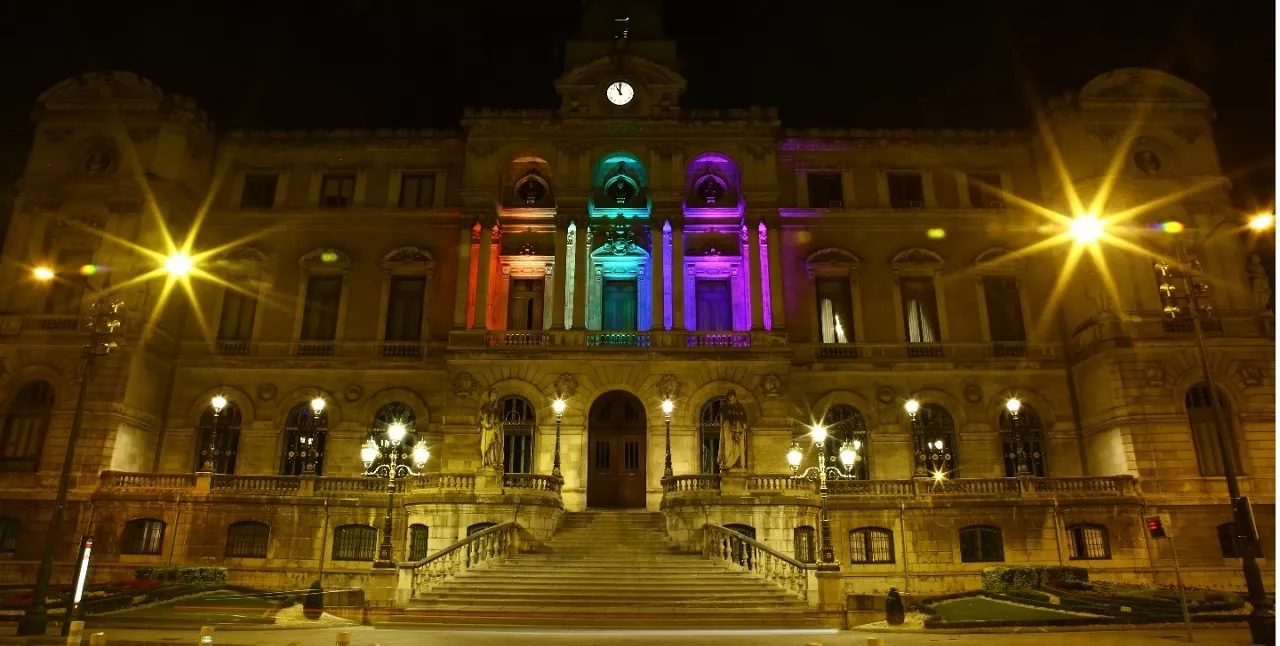 Fachada del Ayuntamiento de Bilbao iluminada con el arcoíris representativo del colectivo LGTBIQ+



REMITIDA / HANDOUT por AYUNTAMIENTO DE BILBAO

Fotografía remitida a medios de comunicación exclusivamente para ilustrar la noticia a la que hace referencia la imagen, y citando la procedencia de la imagen en la firma

27/6/2025