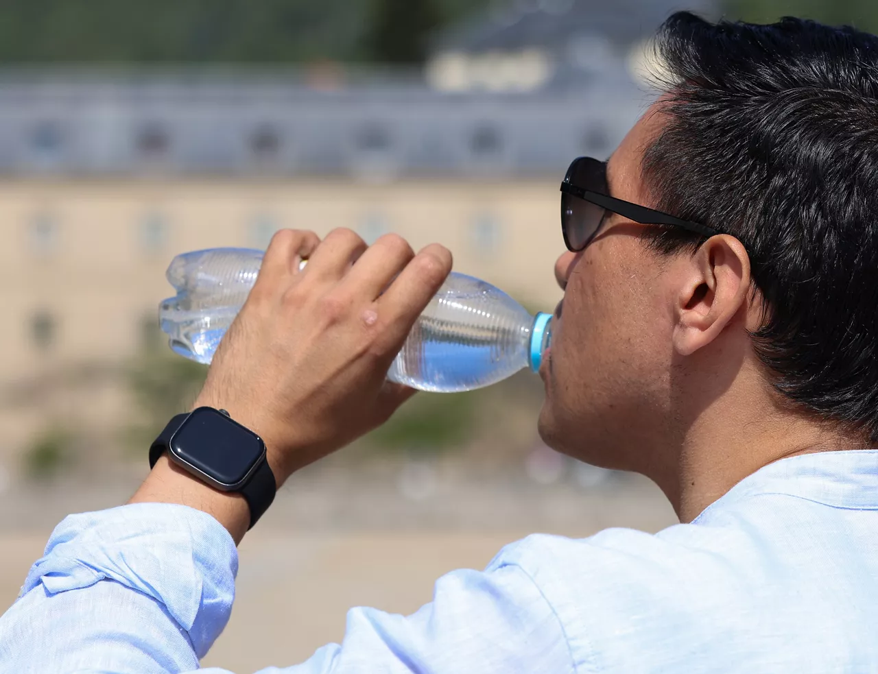 (Foto de ARCHIVO)

Un hombre bebe agua durante la ola de calor, a 30 de junio de 2025, en Madrid (España). Las 17 comunidades autónomas están en alerta por altas temperaturas en el segundo día de la ola de calor. Sevilla alcanza los 42 °C y otras ciudades como Zaragoza, Lérida, Córdoba y Badajoz llegan a 41 °C. La alerta es naranja en gran parte del país y amarilla en Canarias, Asturias, Baleares, Cantabria, Castilla y León, Castilla-La Mancha, Madrid y Murcia.



Marta Fernández / Europa Press

30/6/2025