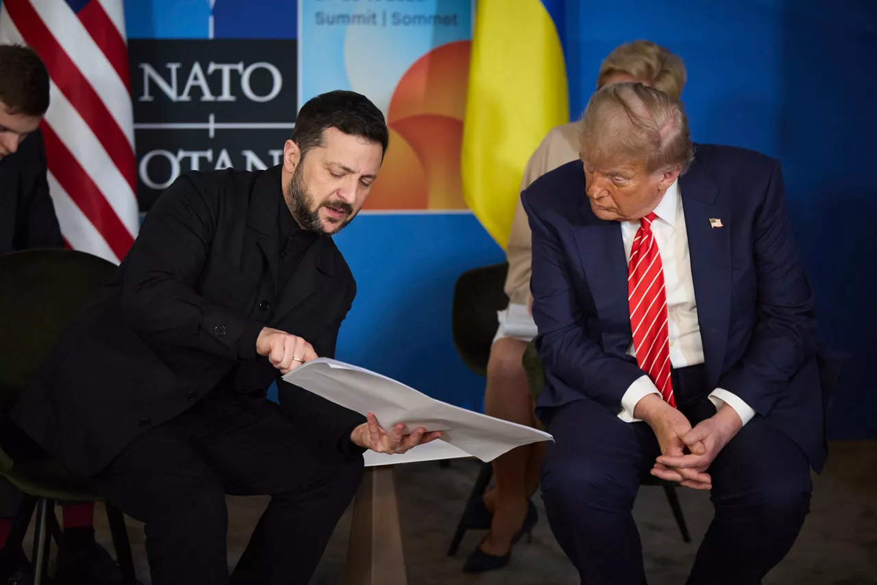 (Foto de ARCHIVO)

June 25, 2025, The Hague, Netherlands: U.S President Donald Trump, right, looks on as Ukrainian President Volodymyr Zelenskyy, left, shows him documents during their bilateral meeting on the sidelines of the 2025 NATO summit, June 25, 2025 in The Hague, Netherlands.



Europa Press/Contacto/Ukraine Presidency/Ukrainian

25/6/2025
