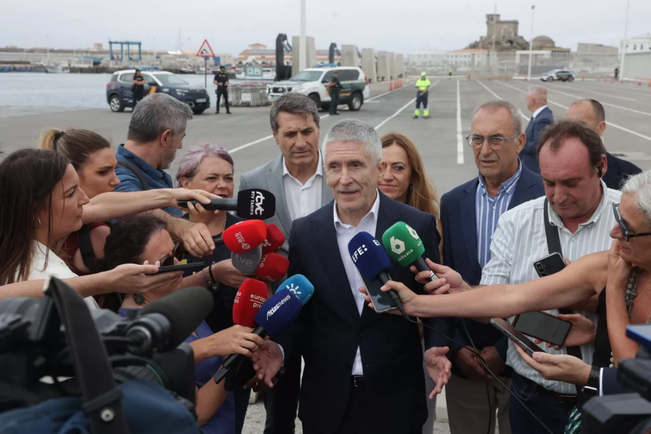 (Foto de ARCHIVO)

El ministro del Interior, Fernando Grande-Marlaska, atiende a los periodistas en su visita al puerto de Tarifa.



NONO RICO/EUROPA PRESS

10/7/2025