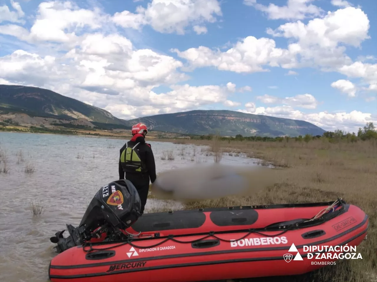 Efectivos de bomberos de la DPZ en el rescate del deportista fallecido en el pantano de Yesa.



REMITIDA / HANDOUT por DPZ.

Fotografía remitida a medios de comunicación exclusivamente para ilustrar la noticia a la que hace referencia la imagen, y citando la procedencia de la imagen en la firma

20/7/2025