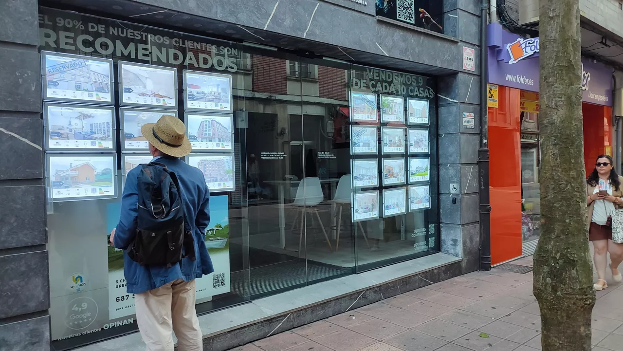 (Foto de ARCHIVO)

Un hombre mira anuncios de una agencia inmobiliaria en Oviedo, con viviendas de segunda mano a la venta. Compraventa de viviendas, alquiler.



EUROPA PRESS

15/7/2025