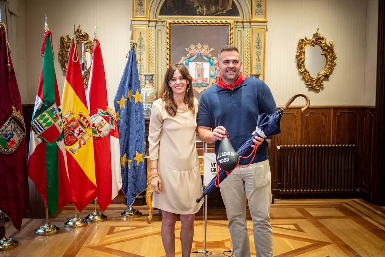 Etxebarria ha entrega a  Celedón el tradicional paraguas y la bota de vino que caracterizan a este personaje



REMITIDA / HANDOUT por AYUNTAMIENTO DE VITORIA-GASTEIZ

Fotografía remitida a medios de comunicación exclusivamente para ilustrar la noticia a la que hace referencia la imagen, y citando la procedencia de la imagen en la firma

01/8/2025