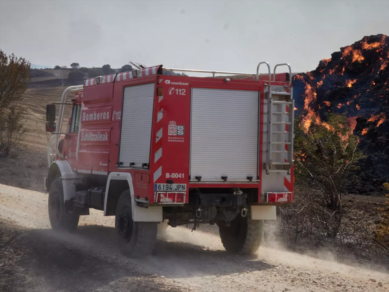 Un camión de bomberos, a 5 de agosto de 2025, en Enériz, Navarra (España). El Gobierno foral ha activado este martes, la situación operativa 2 del Plan Especial de Protección Civil de Emergencia por incendios forestales de la Comunidad Foral de Navarra (INFONA). Según han informado desde SOS Navarra en su cuenta de X, el plan se ha activado "de acuerdo a los datos actuales sobre el desarrollo del incendio forestal que está teniendo lugar en Obanos, Muruzábal y Enériz, en el que puede ser necesario incorporar medios extraordinarios no adscritos al plan".



Eduardo Sanz / Europa Press

05 AGOSTO 2025;INCENDIO;FUEGO;NIVEL 2;BOMBEROS;INFONA;PAMPLONA;NAVARRA;

05/8/2025