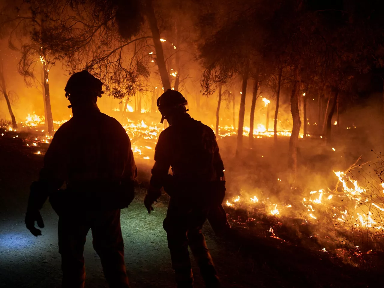 (Foto de ARCHIVO)

Dos bomberos trabajan para impedir que el incendio se propague, a 10 de agosto de 2025, en Carcastillo, Navarra (España). El incendio iniciado  en la noche del sábado 9 de agosto en un pinar situado junto a la carretera entre Carcastillo y Figarol, en el Llano de Larrate, sigue afectando a las áreas de pino carrasco. A las 8 horas de este domingo ha ascendido a 2 la situación operativa del Plan Especial de Protección Civil de Emergencia por incendios forestales de la Comunidad Foral de Navarra (INFONA), y en este momento, lo que más preocupa son las altas temperaturas que están tensionando a toda la Comunidad Foral, junto con factores como el viento, la orografía del terreno y la abundancia de follaje que actúa como combustible.



Eduardo Sanz / Europa Press

11 AGOSTO 2025

10/8/2025