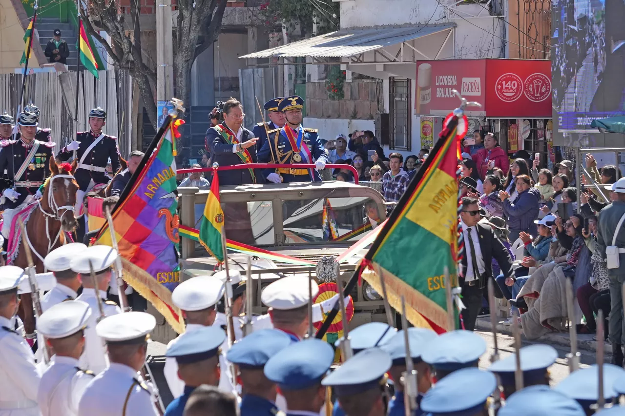 (Foto de ARCHIVO)

SUCRE, Aug. 7, 2025  -- Bolivian President Luis Arce (L, Front, in the vehicle) reviews the troops during a parade to commemorate the Bolivian Armed Forces Day in Sucre, Bolivia, on Aug. 7, 2025.



Europa Press/Contacto/Javier Mamani

07/8/2025