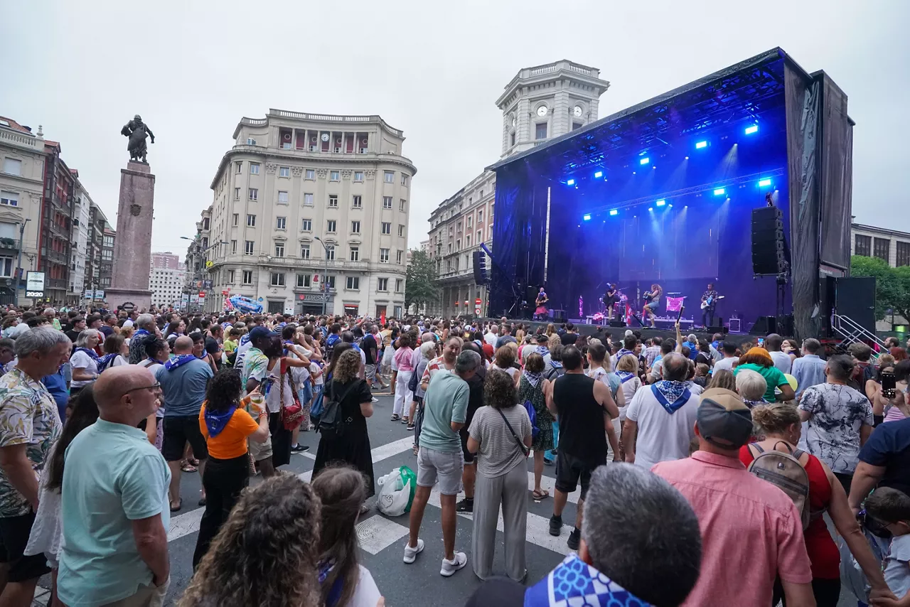 (Foto de ARCHIVO)

Cientos de personas durante el comienzo de la Semana Grande de Bilbao 2025, en el centro de la ciudad, a 16 de agosto de 2025, en Bilbao, Vizcaya, País Vasco (España). La Bilboko Aste Nagusia es la principal fiesta de Bilbao, que se celebra anualmente durante nueve días a partir del sábado siguiente al 15 de agosto. El inicio de las fiesta lo marca la lectura del pregón y el lanzamiento del txupín (cohete) por parte de la txupinera. Instantes después aparece en el balcón la gran Marijaia, personaje ficticio cuyo nombre significa señora de las fiestas, que presidirá las fiestas de la ciudad hasta que la quemen el último día.



Iñaki Berasaluce / Europa Press

16 AGOSTO 2025;BILBOKO ASTE NAGUSIA;BILBO;FIESTA;ASTE NAGUSIA;SEMANA GRANDE;EUSKADI;FIESTA;

16/8/2025