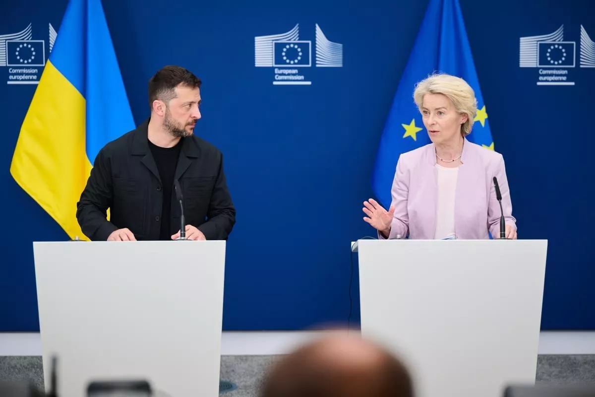 HANDOUT - 17 August 2025, Belgium, Brussels: Ukrainian President Volodymyr Zelensky (L) and President of the European Commission Ursula von der Leyen speak during a press conference after their meeting. Photo: -/dpa - ATTENTION: editorial use only and only if the credit mentioned above is referenced in full