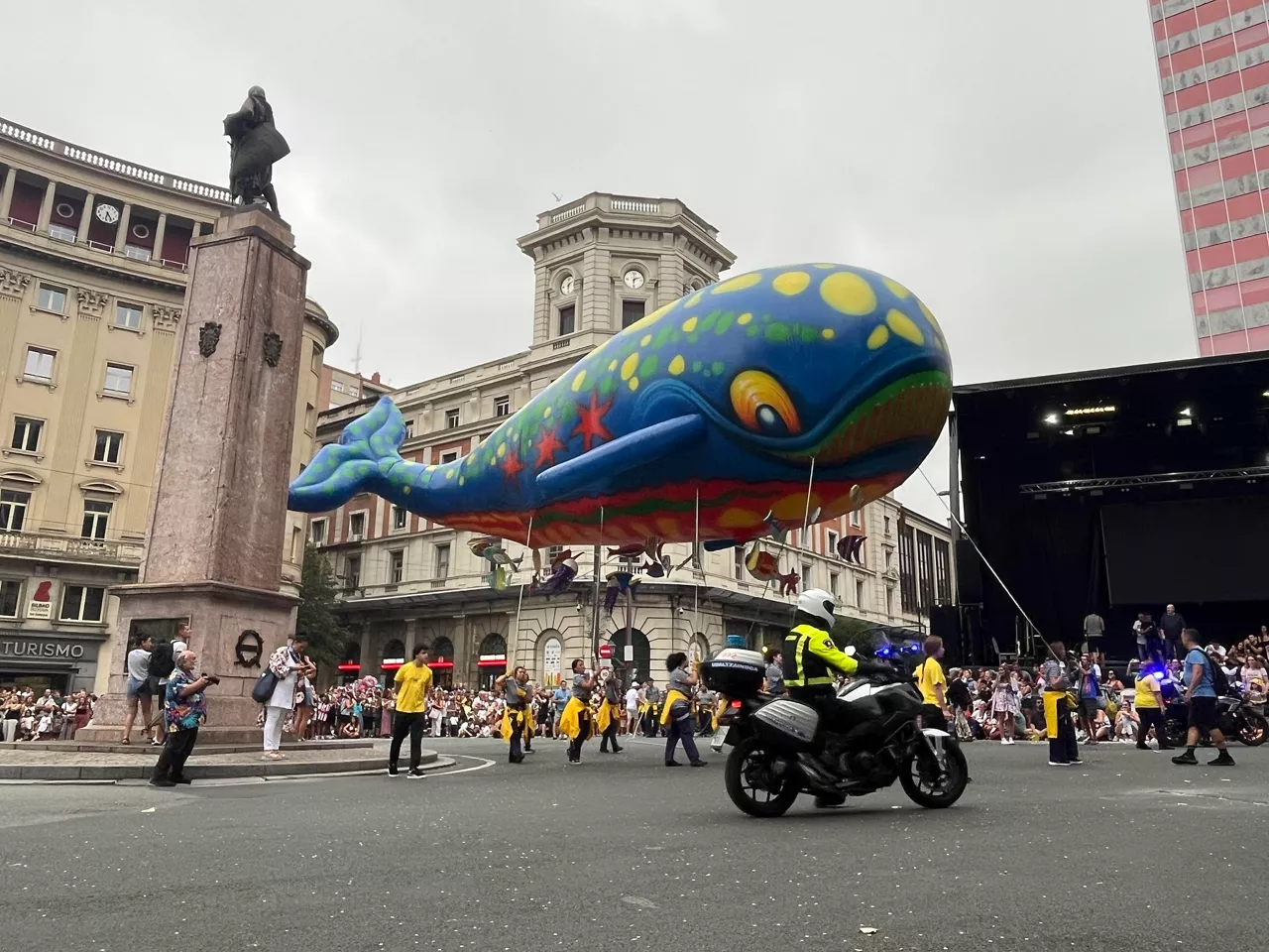 La ballena Bali al comienzo del desfile en la Plaza Circular de Bilbao.



EUROPA PRESS

17/8/2025